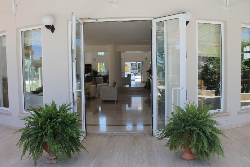The Prince Inn Hotel & Villas Agios Georgios  Extérieur photo
